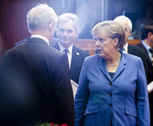 (111023) -- BRUSSELS, Oct. 23, 2011(Xinhua) -- German Chancellor Angela Merkel (R) talks with President of European Council Herman Van Rompuy (L) during the EU Summit at EU headquarters in Brussels, capital of Belgium, October 23, 2011. EU countries leaders on Sunday gathered here to discuss the Greek debt crisis. (Xinhua Thierry Monasse)(yt) BELGIUM-BRUSSELS-EU-SUMMIT 
