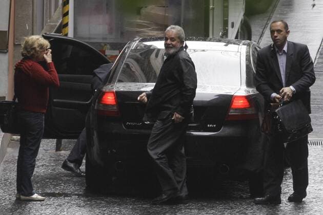 Luis Inacio Lula da Silva verlässt das Krankenhaus nach einer Behandlung gegen Kehlkopfkrebs in Sao Paulo SP, Brasil - 31 10 2011. (8)xNelsonxAntoine 
