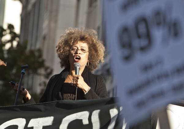 Berühmte Feministinnen, Angela Davis Angela Davis speaks to protesters closing Broadway Blvd. in front of the Occupy Oakland encampment in Oakland, California on November 2, 2011. Occupy Oakland has called for a general strike today.  SXP2011110302