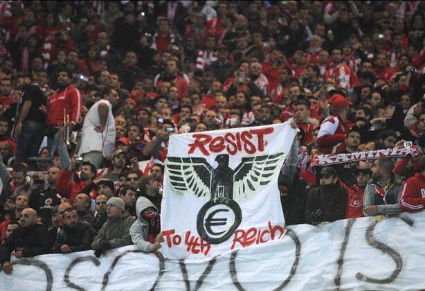 FUSSBALL CHAMPIONS LEAGUE SAISON 2011 2012 Borussia Dortmund - Olympiakos Piräus 01.11.2011 Fans halten im Fanblock von Olympiakos Piräus ein Banner mit dem Spruch: RESSIST TO 4TH REICH FUL1011111001