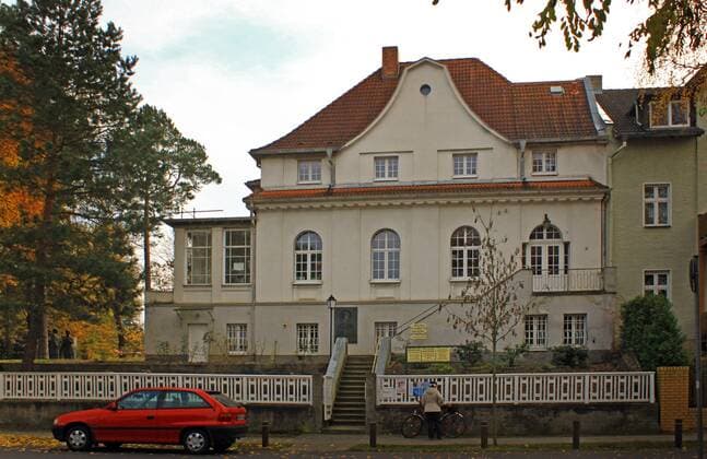 Berühmte Feministinnen, Clara Zetkin Birkenwerder in Brandenburg im Landkreis Oberhavel OHV: in der Summter Straße befindet sich das Clara Zetkin Museum in dem Haus, in dem die kommunistische Politikerin und Frauenrechtlerin von 1929 - 1932 lebte. Im Garten befindet sich eine Plastik, die sie im Gespräch mit Rosa Lexemburg zeigt. Clara Zetkin Gedenkstätte Birkenwerder
