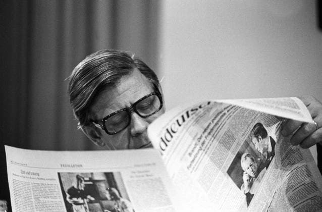 Helmut Schmidt liest die Süddeutsche Zeitung - SPD Parteitag in Dortmund