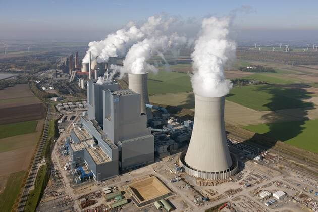 IMAGO Nature: Unsere Erde, Energiequellen, Kohlekraftwerke Luftbild, Niederaussem bei Grevenbroich, altes und neues Kraftwerk, Rommerskirchen, Rheinisches Braunkohlegebiet,RWE, RWE-Power, Kohlekraftwerk, Braunkohlekraftwerk, Braunkohle, Qualm, Rauchwolke, Kuehltuerme, Kraftwerksneubau, Rheinland, Deutschland, Nordrhein-Westfalen, Deutschland, Germany, Europa !ACHTUNGxMINDESTHONORARx60xEURO!
