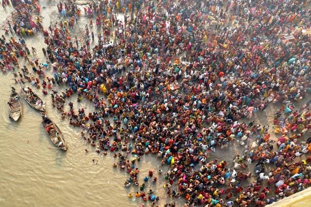 IMAGO Nature: Unsere Erde, Umweltprobleme, Überbevölkerung (111110) -- PATNA, Nov. 10, 2011 (Xinhua) -- Tens of thousands of Hindu devotees gather at the banks of the holy River Ganges to take holy dips and offer prayers during Karthik Purnima festival in Patna, India, on Nov. 10, 2011. The full moon day of the month of Karthik is considered very auspicious by Hindus. (Xinhua Stringer) INDIA-PATNA-KARTHIK-FESTIVAL 