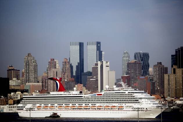 New York City Staedtefeature New York, Manhattan, Kreuzfahrtschiff Carnival Glory im New Yorker Hafen, Kreuzfahrtschiffe, Schiff, Schiffe, Passagierdampfer, Skyline, Kulisse, Grossstadt, Stadt, City, USA, Amerika, Vereinigte Staaten, hochzwei