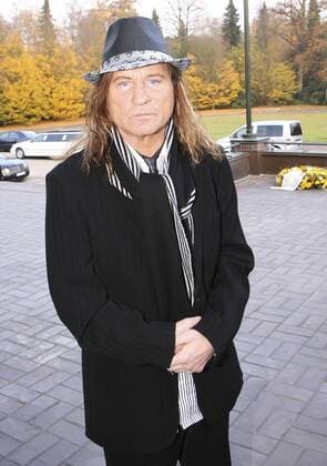 Kiezianer Klaus Barkowsky Hamburg St. Pauli trauert um Hanne Kleine! Die Anteilnahme am Freitagmittag ist riesengross: Etwa 400 Menschen nahmen auf dem Friedhof Ohlsdorf Abschied von Kiez-Urgestein Hanne Klein zur RITZE Hamburg 11. 11. 2011 Foto: STRUSSFOTO Graf