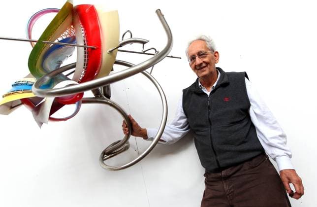Jena , 061011 , Universität Jena ehrt Künstler Frank Stella mit einer Ausstellung im alten Straßenbahndepot , Ausstellungsaufbau , Pressekonferenz Im Bild: New Yorker Künstler Frank Stella am Kunstwerk K.43 (lattice version) 2008