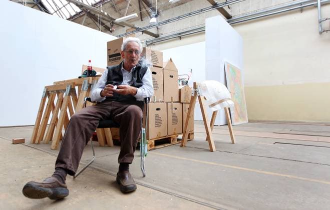 Jena , 061011 , Universität Jena ehrt Künstler Frank Stella mit einer Ausstellung im alten Straßenbahndepot , Ausstellungsaufbau , Pressekonferenz Im Bild: New Yorker Künstler Frank Stella