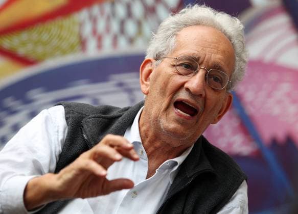 Jena , 061011 , Universität Jena ehrt Künstler Frank Stella mit einer Ausstellung im alten Straßenbahndepot , Ausstellungsaufbau , Pressekonferenz Im Bild: New Yorker Künstler Frank Stella