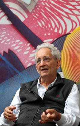 Jena , 061011 , Universität Jena ehrt Künstler Frank Stella mit einer Ausstellung im alten Straßenbahndepot , Ausstellungsaufbau , Pressekonferenz Im Bild: New Yorker Künstler Frank Stella