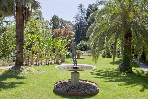 Statue mitten im botanischen Garten der Isole di Brissago im Tessin