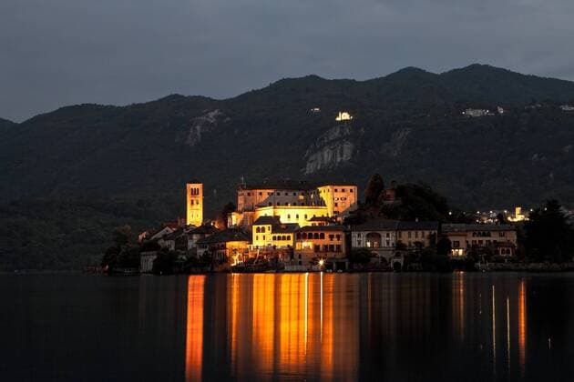 Insel San Giulio im Ortasee mit Beleuchtung am Abend