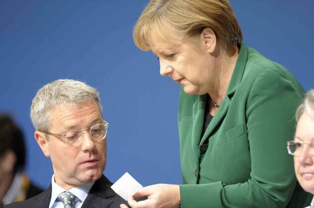 Bundesumweltminister Norbert RÖTTGEN Röttgen und die CDU-Vorsitzende Bundeskanzlerin Angela MERKEL, im Gespräch 2. Plenarsitzung in der Messe Leipzig, 15.11.2011, Bundesparteitag der CDU in Leipzig vom 13. bis 15. 11.2011,