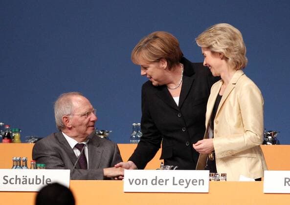Montag 14.11.2011, in Leipzig, Politik, Parteitag, CDU, Deutschland 24. Parteitag der CDU Deutschland Dr. Angelika Merkel, Bundeskanzlerin, Vorsitzende der CDU-Deutschland, Bundesinnenminister Wolfgang Schäuble, Arbeitsministerin Ursula von der Leyen DeFodi031