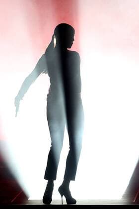 Sängerin Sade Adu ( NGA GBR ). Sängerin Sade Adu ( NGA GBR bürgl. Helen Folasade Adu ) während eines Konzertes im Rahmen ihrer World Tour 2011 am 15.11.2011 vor 6.000 Fans in der Arena Leipzig.