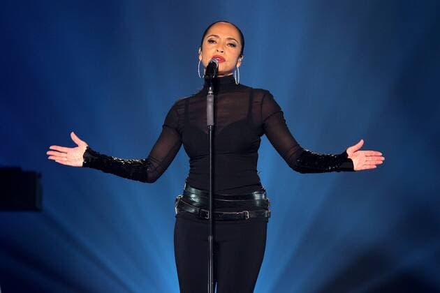 Sängerin Sade Adu ( NGA GBR ). Sängerin Sade Adu ( NGA GBR bürgl. Helen Folasade Adu ) während eines Konzertes im Rahmen ihrer World Tour 2011 am 15.11.2011 vor 6.000 Fans in der Arena Leipzig.