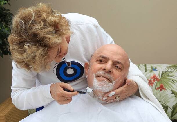 (111116) -- SAO PAULO, Nov. 16, 2011 (Xinhua) -- Photo released by the Citizenship Institute shows Brazilian former President Luiz Inacio Lula da Silva having his hair and beard shaved by his wife Marisa Leticia before a treatment for cancer of the larynx in Sao Bernardo do Campo, Sao Paulo state, Brazil, on Nov. 16, 2011. (Xinhua Agencia Estado) (BRAZIL OUT) BRAZIL-SAO PAULO-LULA DA SILVA 