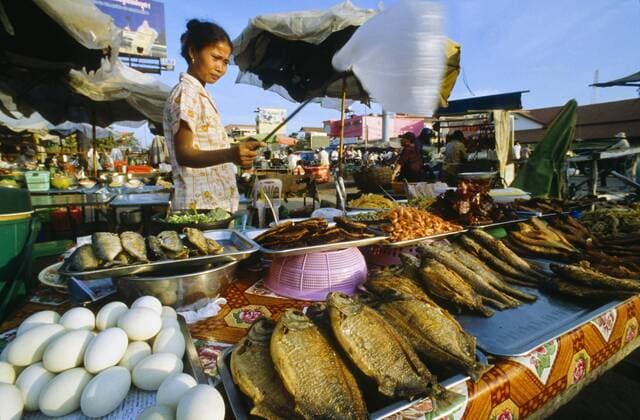 Gebratener Fisch und Eier zum Verkauf in einen Straßenrestaurant, Siem Reap, Kambodscha, Südostasien, Asien iblfbi02031640
