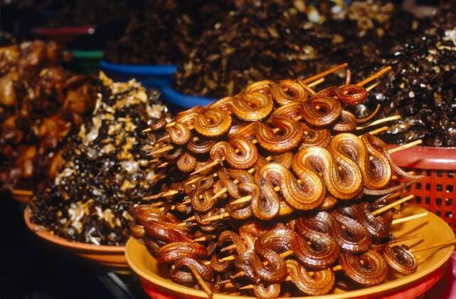 Gebratene Schlangen, eine lokale Spezialität, Pnom Penh, Kambodscha, Südostasien, Asien iblfbi02031643