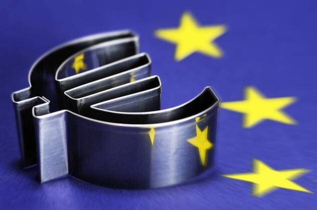Umgekipptes Eurozeichen auf EU-Fahne, Eurokrise - McPHOTOxxxx xxxxODE