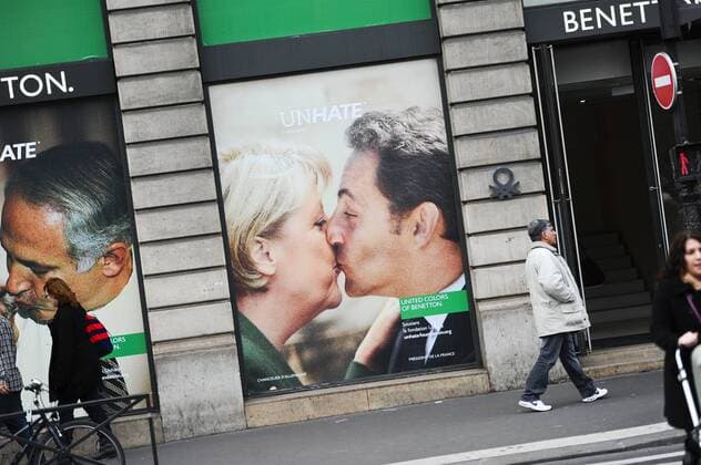 Paris, Frankreich. Werbung an einer Filiale von Benetton zeigt einen Kuss zwischen dem französischen Präsidenten Nicolas Sarkozy und der deutschen Kanzlerin Angela Merkel - 