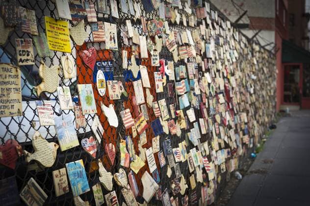 20 Jahre Anschläge vom 11. September: Gedenkkultur in den USA Tiles for America, bemalte Kacheln, am 9-11 Memorial Fence, Gedenkstätte, St. Vincent s Hospital, Greenwich Village, Manhattan, New York City, New York, USA iblpwl02065901