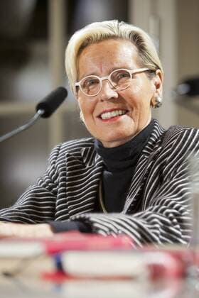 Die Autorin Silvia Bovenschen anlässlich einer Lesung im Saal des Deutschen Theaters in Berlin, Feuilleton, Kultur, Literatur, Personen, Frau, Schriftstellerin, Lesung, Portrait, Europa, Deutschland, Berlin,