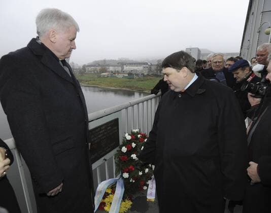 Bavarian Prime Minister Horst Seehofer (left), accompanied by former Sudeten German Landsmannschaft chairman and member of European Parliament Bernd Posselt (right) lay wreath at the memorial plaque to remember the victims of so called Usti s massacre, when many German civilians got killed on July 31, 1945 at Dr. Edvard Benes Bridge accross Labe river in Usti nad Labem, Czech Republic, Thursday, Nov. 24, 2011. (CTKxPhoto LiborxZavoral)  CTKPhoto564201111240783301