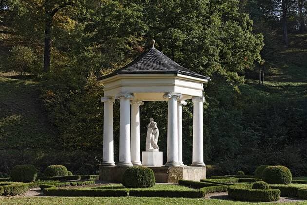  Musentempel mit Kalliope-Skulptur, Schlosspark Tiefurt, Weimar, Thüringen, Deutschland, Europa iblkas02082383