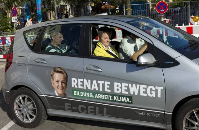 Deutschland, Berlin, Bernauer Straße Ecke Oderbergerstraße, Freiheitsdebatte - Renate Künast B90 Grüne diskutiert mit Zeitzeugen und Jugendlichen am Mauerpark, Fahrt im Elektro Mercedes, 13.08.2011