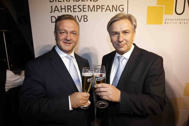 Der Regierende Bürgermeister von Berlin , Klaus Wowereit , und der CDU Vorsitzende Frank Henkel stossen am Mittwoch (16.11.2011) in Berlin auf dem Bierabend der Unternehmerverbände Berlin-Brandenburg an .