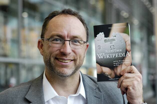 Jimmy Wales (Unternehmer) 10 11 thg Jimmy Wales am 12. Oktober 2011 während der Frankfurter Buchmesse Messe Literatur Frankfurt Main USA Amerikaner amerikanischer Mann Manager Management Wikipedia Gründer Mitbegründer Online Enzyklopädie american enterpriser entrepeneur founder quer Portrait stehend angelehnt anlehnend lächelnd haltend Buch exklusiv exklusiver Fototermin
