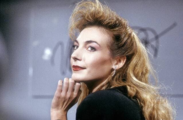 Ute Lemper (Showstar) 11 87 rag Ute Lemper im November 1987 in Heut abend (ARD BR), Sendedatum: 11.12.1987 Deutschland deutsche Frau Sängerin Gesang Tänzerin Tanz Variete Musical Schauspiel Schauspielerin TV Fernsehen Bühne Chansonette Chansons german female singer dancer actress quer Portrait neutral lächelnd Halbprofil aufgestützt aufstützend !AUFNAHMEDATUM GESCHÄTZT!