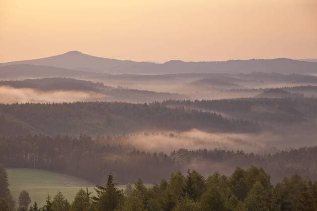 Blick vom Weifbergturm bei Hinterhermsdorf ins Riesengebirge, Wolfsbergspitze (CZ) im Morgennebel