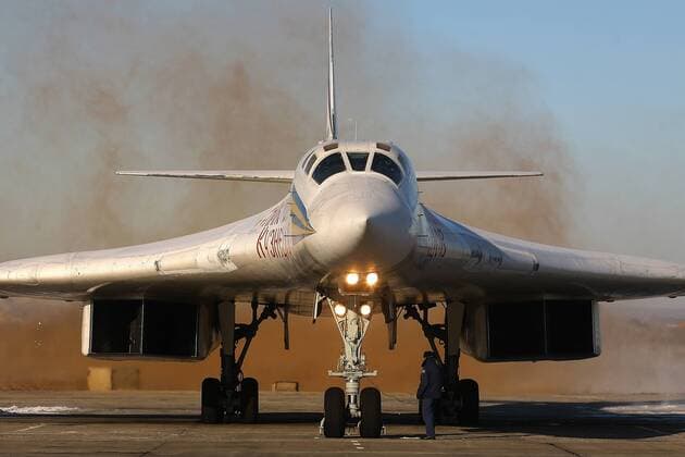 ITAR-TASS: SARATOV REGION, RUSSIA. DECEMBER 5, 2011. Tupolev Tu-160 (NATO reporting name: Blackjack) supersonic bomber at the Engels Air Force Base (aka Engels-2, Engel s, or Zngyelse).  Aufmacher RE0F33B0