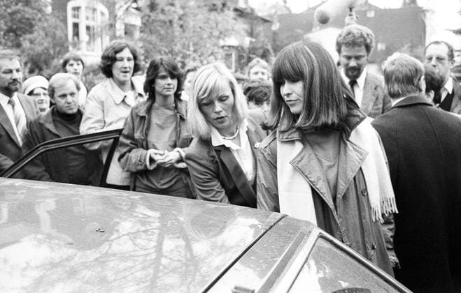 Marianne Bachmeier 11 82 hör Der Prozess Marianne Bachmeier am 2. November 1982 Frau deutsch Deutsche Mutter Mörderin Mord Kriminalfall Fall Kriminalität kriminell Verbrechen Verbrecherin tötete im Gerichtssaal Saal Gericht den mutmaßlichen Mörder ihrer Tochter Anna Bachmeier Klaus Grabowski erschoss ihn erschießen Schuss mehrere Schüsse in den Rücken Pistole Waffe Rache Rächerin Racheakt Selbstjustiz Verurteilung verurteil 1996 an Krebs gestorben dunkelhaarig langhaarig schulterlang Pony leger Mantel Schal Menschen Menschenmasse Fotografen Journalisten Schaulustige Medien Medienereignis ernst einsteigen einsteigend Auto Querformat quer Portrait halb sw