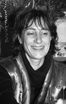 Helke Sander (Regisseurin) 02 85 köh Helke Sander im Februar 1985 während der Filmfestspiele Berlin Berliner Deutschland deutsch Deutsche Frau Filmemacherin Regie Regisseurin Feministin Feminismus Film TV Fernsehen dunkelhaarig langhaarig mittellange Haare Hochformat hoch halb Portrait lächelnd sw