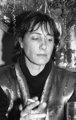Helke Sander (Regisseurin) 02 85 köh Helke Sander im Februar 1985 während der Filmfestspiele Berlin Berliner Deutschland deutsch Deutsche Frau Filmemacherin Regie Regisseurin Feministin Feminismus Film TV Fernsehen dunkelhaarig langhaarig mittellange Haare Hochformat hoch halb Portrait ernst nachdenklich Zigarette sw