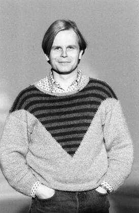 Herbert Grönemeyer (Sänger) 01 85 rag Herbert Grönemeyer am 5.Januar 1985 am Rande von Menschen 84 (ZDF) Deutschland deutsch Deutscher Schauspiel Schauspieler Film TV Fernsehen Musiker Musik Gesang blond mittellange Haare Pullover leger Hemd Hochformat hoch halb stehend lächelnd Lächeln sw