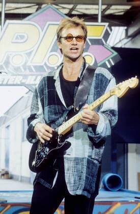 Sting 06 85 wie Mann Musik Pop Gesang Brille leger hoch halb stehend Instrument Gitarre spielend singend Studio Kulisse
