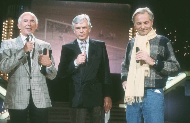v.li.: Ernst Huberty, Dieter Kürten und Harry Valerien 02 85 vZ Mann Fernsehen TV Sport Journalismus Moderation grauhaarig quer halb stehend Mikrophon haltend