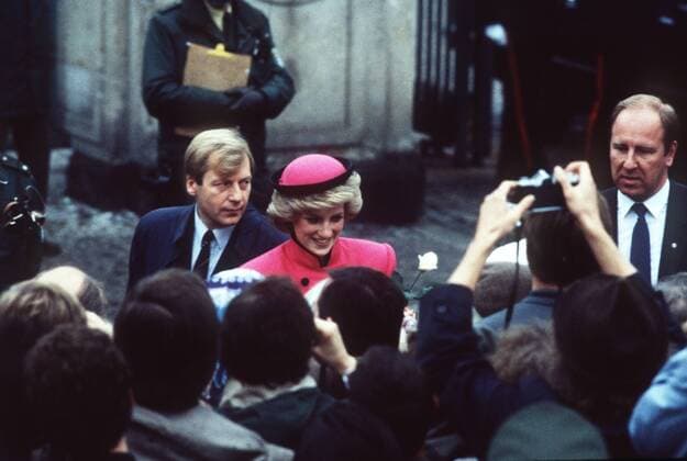 Lady Diana Princess of Wales in Berlin 10 85 rud England Großbritannien Adel Gesellschaft Königshaus Eberhard Diepgen Wales blond seriös Kostüm pink Hut Menschen stehend Empfang halb quer draußen lächelnd