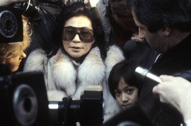 Yoko Ono mit Sohn Sean Lennon 01 84 vZ Yoko Ono mit ihrem Sohn Sean Lennon am 05. Januar 1984 in Liverpool Frau Musik Pop Gesang Kunst Künstlerin dunkelhaarig Sonnenbrille quer Portrait Menschenmasse Pelzmantel ernst