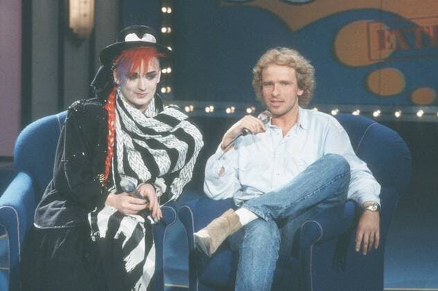 Boy George, 60. Geburtstag am 14. Juni Boy George und Thomas Gottschalk 11 84 rag quer halb sitzend Sessel Studio Gespräch