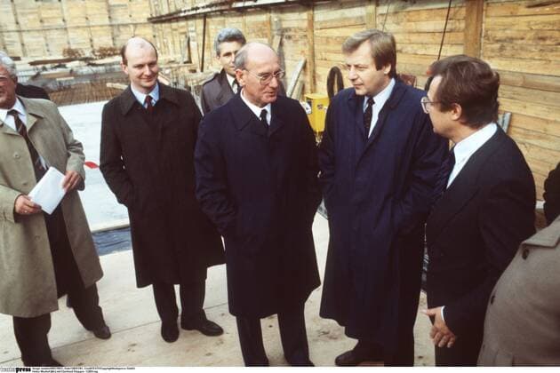 Heinz Nixdorf (Mi.) mit Eberhard Diepgen und anderen bei der Grund- steinlegung des Berliner Nixdorf -Werkes (Dezember 1984) 12 84 rag Mann Unternehmer Management Führung Leitung Wirtschaft Industrie Unternehmen Firma Nixdorf Computer Computertechnologie Computer-Technologie seriös Mantel stehend Baustelle ganz quer lächelnd Gespräch Menschen Grundsteinlegung Berliner Werk Berlin