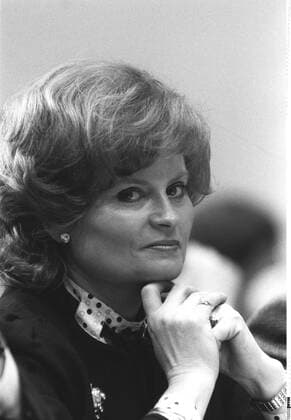 Hannelore Kohl (Ehefrau des Bundeskanzlers) 03 85 stroe Frau Ehefrau von Bundeskanzler Helmut Kohl Politik Gesellschaft blond Schmuck Ohrring Perle seriös Blazer Tuch Halstuch sitzend Saal Halle Portrait hoch nachdenklich traurig lächelnd zuhörend aufstützend Hand Hände am Hals