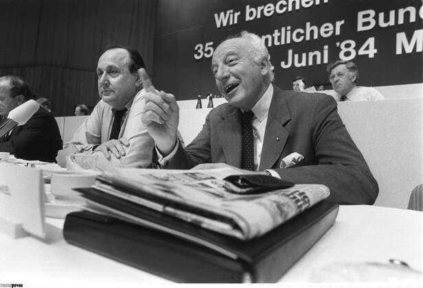 Hans-Dietrich Genscher (li.) mit Walter Scheel 06 84 ru Mann Männer Politik Politiker FDP Ex Alt-Bundespräsident Außenminister seriös Hemd Jackett Krawatte halb quer sitzend Podium lächelnd Halbprofil Gestik gestikulierend FDP-Parteitag vom 01.-03.06.1984
