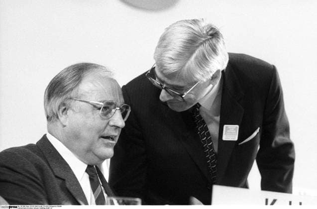 Helmut Kohl (li.), Christian Schwarz-Schilling 02 85 vZ Dr. Helmut Kohl und Dr. Christian Schwarz-Schilling beim Medienkongress in Mainz im Februar 1985 Mann Deutschland deutsch BRD Politik Politiker CDU Ex-Bundeskanzler Partei ehemaliger Bundeskanzler grauhaarig Halbglatze Seitenscheitel Brille Brillenträger seriös Anzug Hemd Krawatte Jackett Sakko neutral ernst sitzen sitzend Unterhaltung unterhaltend sprechen sprechend Presse Medien Öffentlichkeit Journalisten Kongress Querformat quer Portrait halb sw