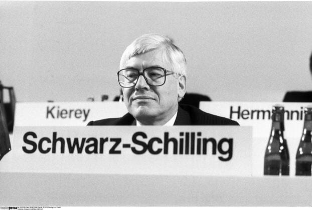 Christian Schwarz-Schilling (CDU-Politiker) 02 85 vZ Dr. Christian Schwarz-Schilling beim Medienkongress in Mainz im Februar 1985 Mann Deutschland deutsch BRD Politik Politiker CDU Partei grauhaarig weißhaarig Seitenscheitel Brille Brillenträger seriös Anzug Hemd Krawatte Jackett Sakko neutral lächeln lächelnd sitzen sitzend Schriftzug Namenszug Namenschild Presse Medien Öffentlichkeit Journalisten Kongress Querformat quer Portrait halb sw
