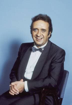 Günter Wewel (Sänger, TV-Moderator) 10 85 rag Günter Wewel im Oktober 1985 am Rande von Melodien für Millionen Deutschland deutsch Deutscher Mann TV Fernsehen Moderation Volksmusik Musik Operette Oper Bass Schlager german singer festlich seriös Fliege Anzug Smoking hoch halb sitzend lächelnd exklusiv